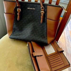 Micheal Kors matching purse wallet combo